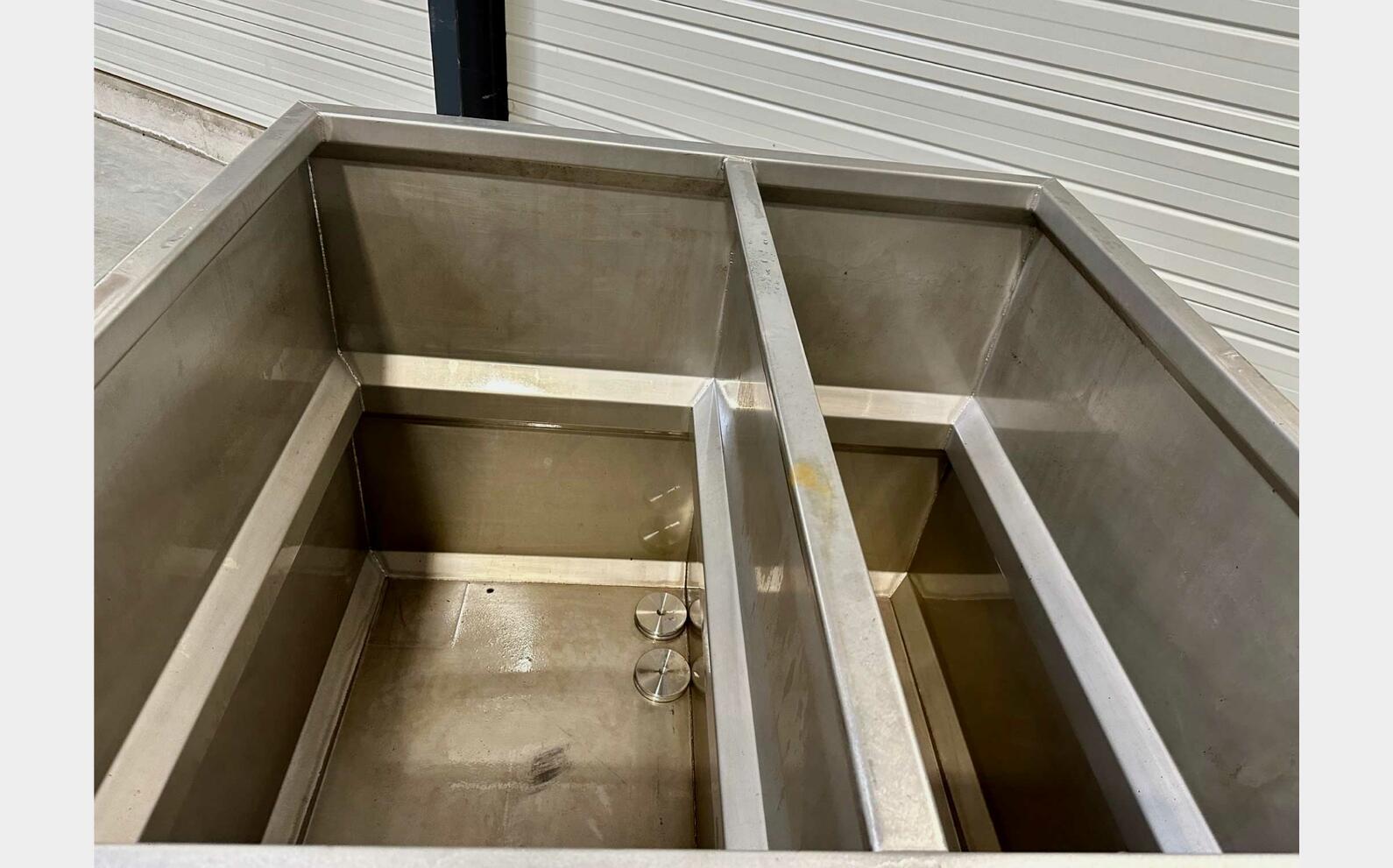 Stainless steel tank - Belon inox 9 + 12 = 21 HL (2,100 litres)