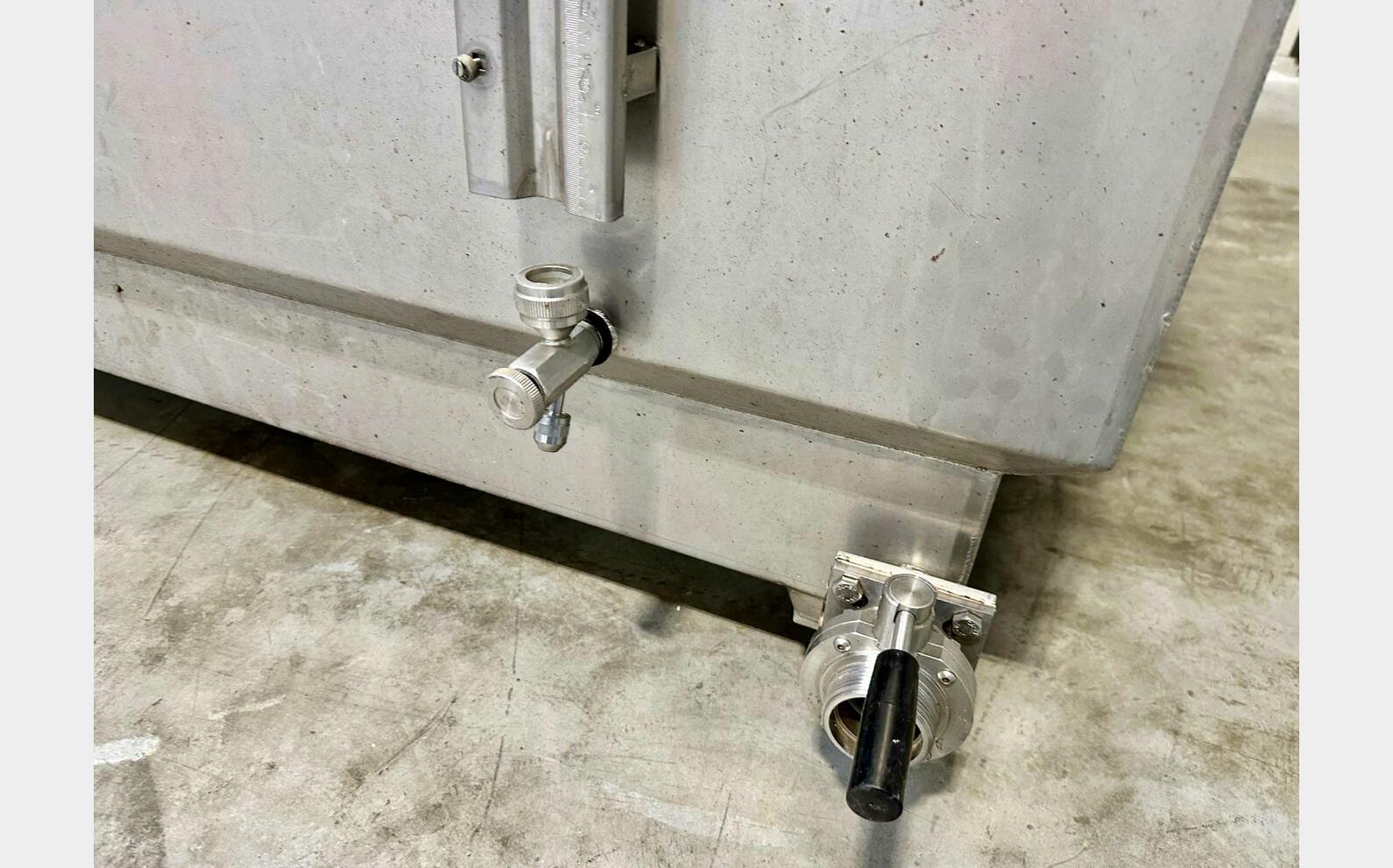 Stainless steel tank 82 HL (8200 litres)