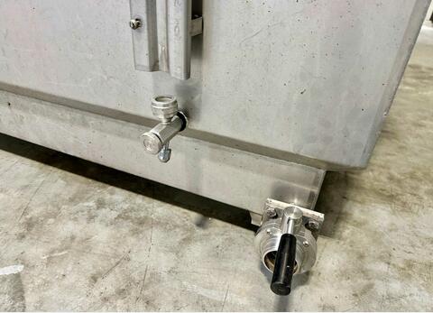 Stainless steel tank 82 HL (8200 litres)
