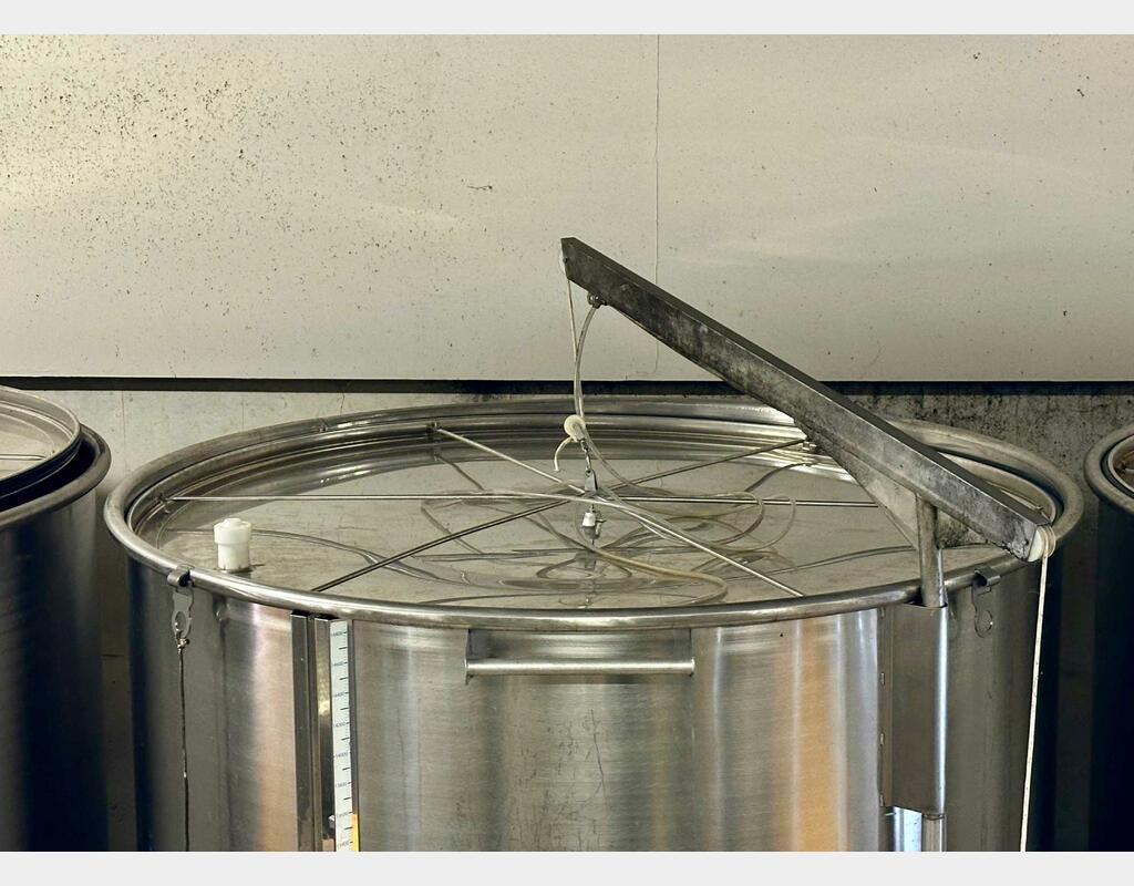 Cuve inox chapeau flottant - Fond plat incliné - Sur pieds