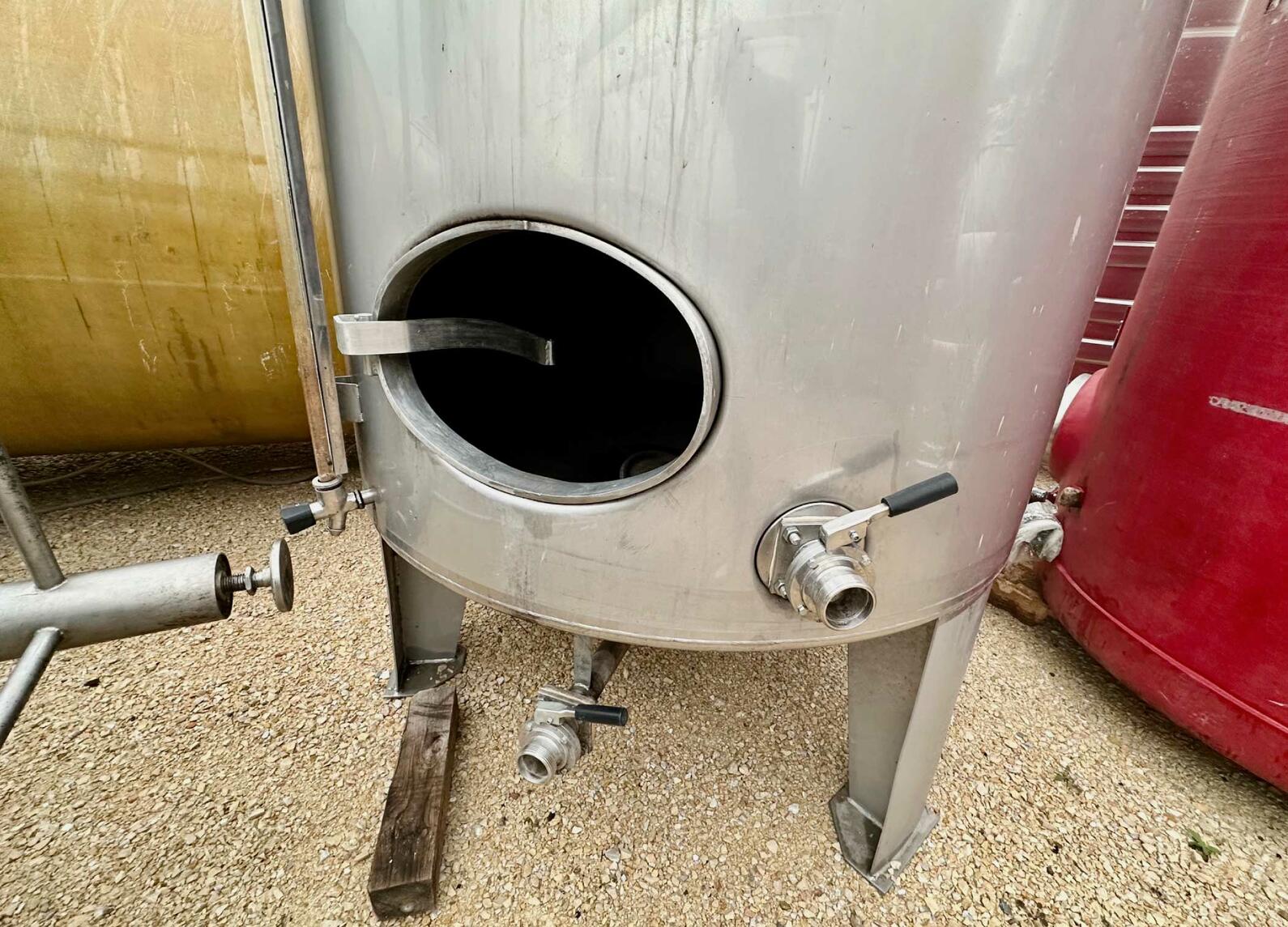304 / 316 stainless steel tank - Conical bottom on feet