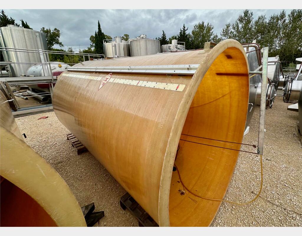Fibre tank with movable ceiling - Free-standing tank