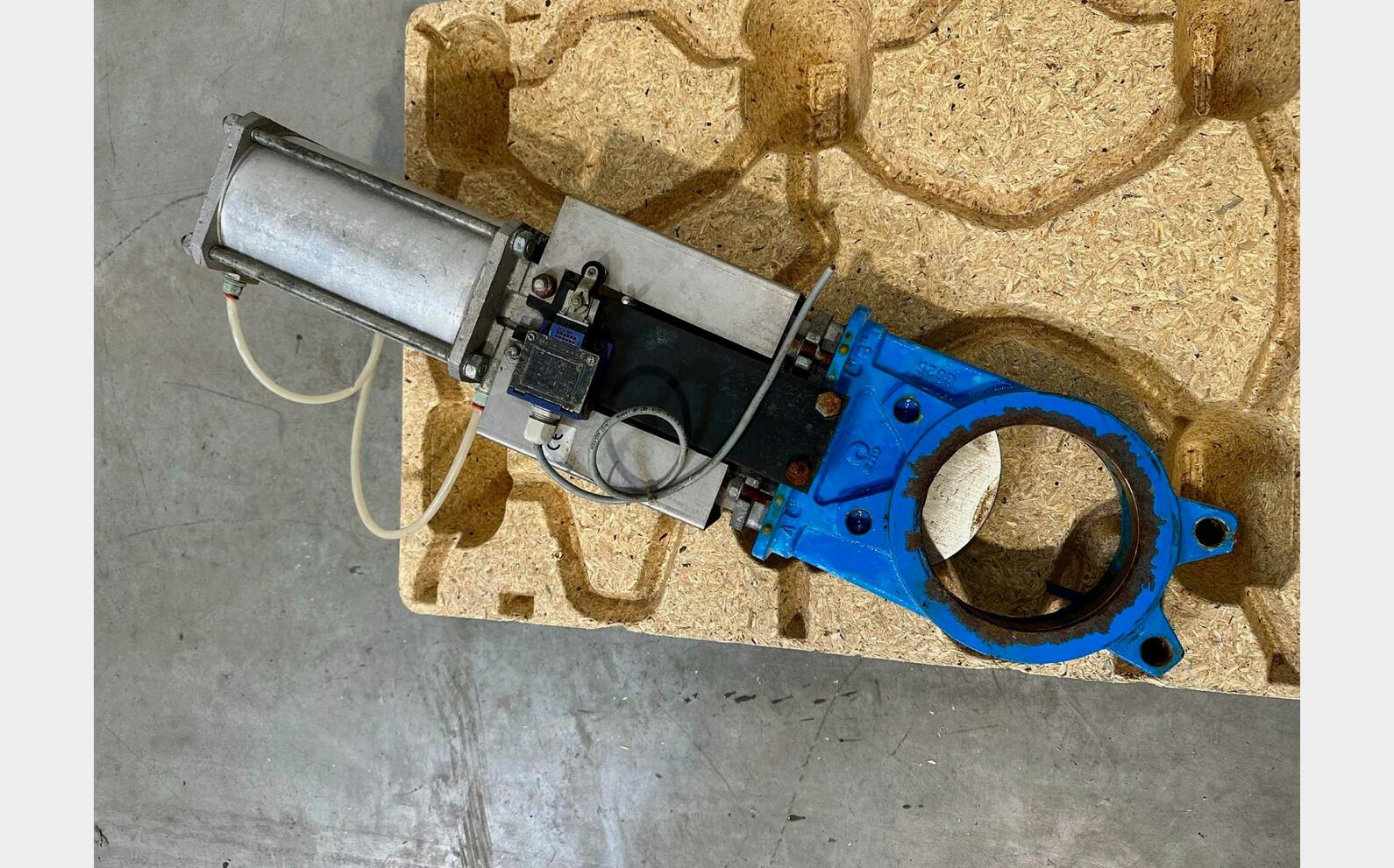 Knife gate valve