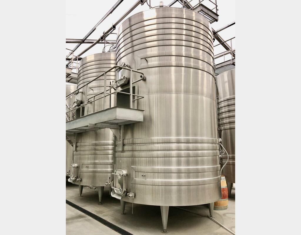 Flat-bottomed stainless steel tank - On compartmentalised feet