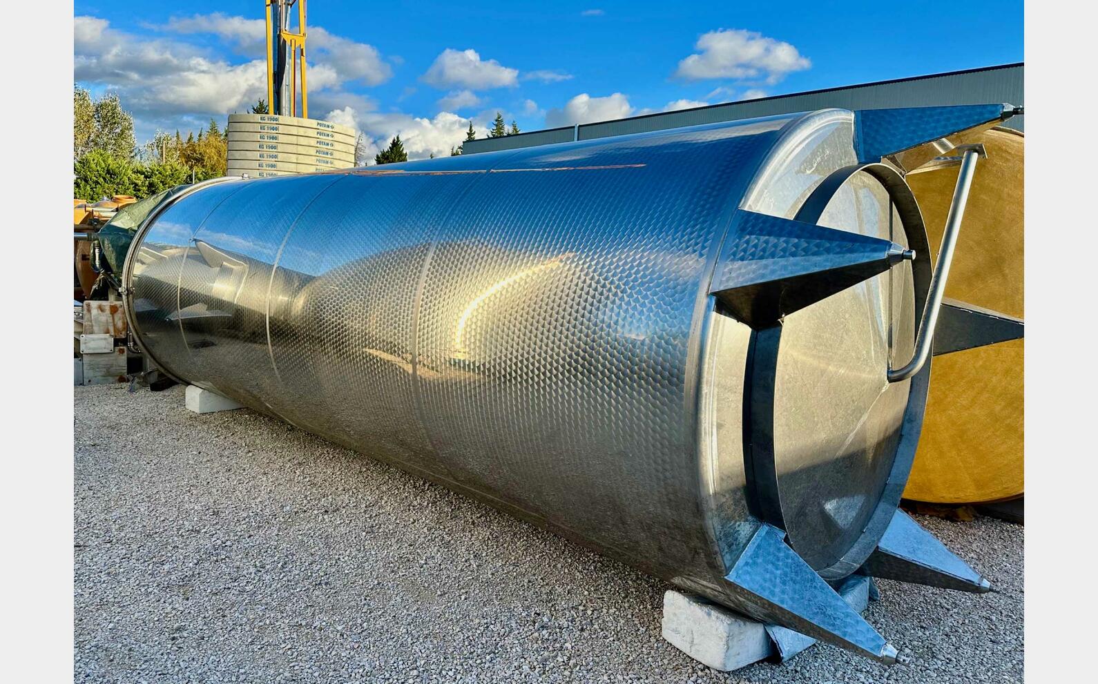 Stainless steel tank - Conical bottom 200 HL (20,000 litres)
