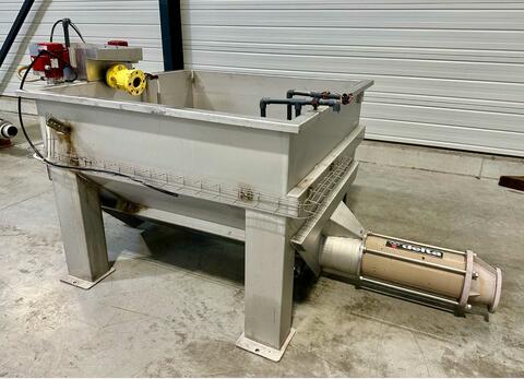 Stainless steel conquet - With pomace pump
