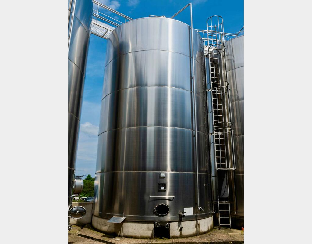 316 stainless steel tank - Flat sloping base on invert