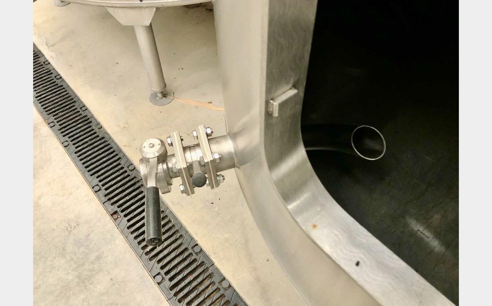Cuve inox 304 thermor&eacute;gul&eacute;e sur pieds 60 HL (6 000 litres) PIERRE GUERIN