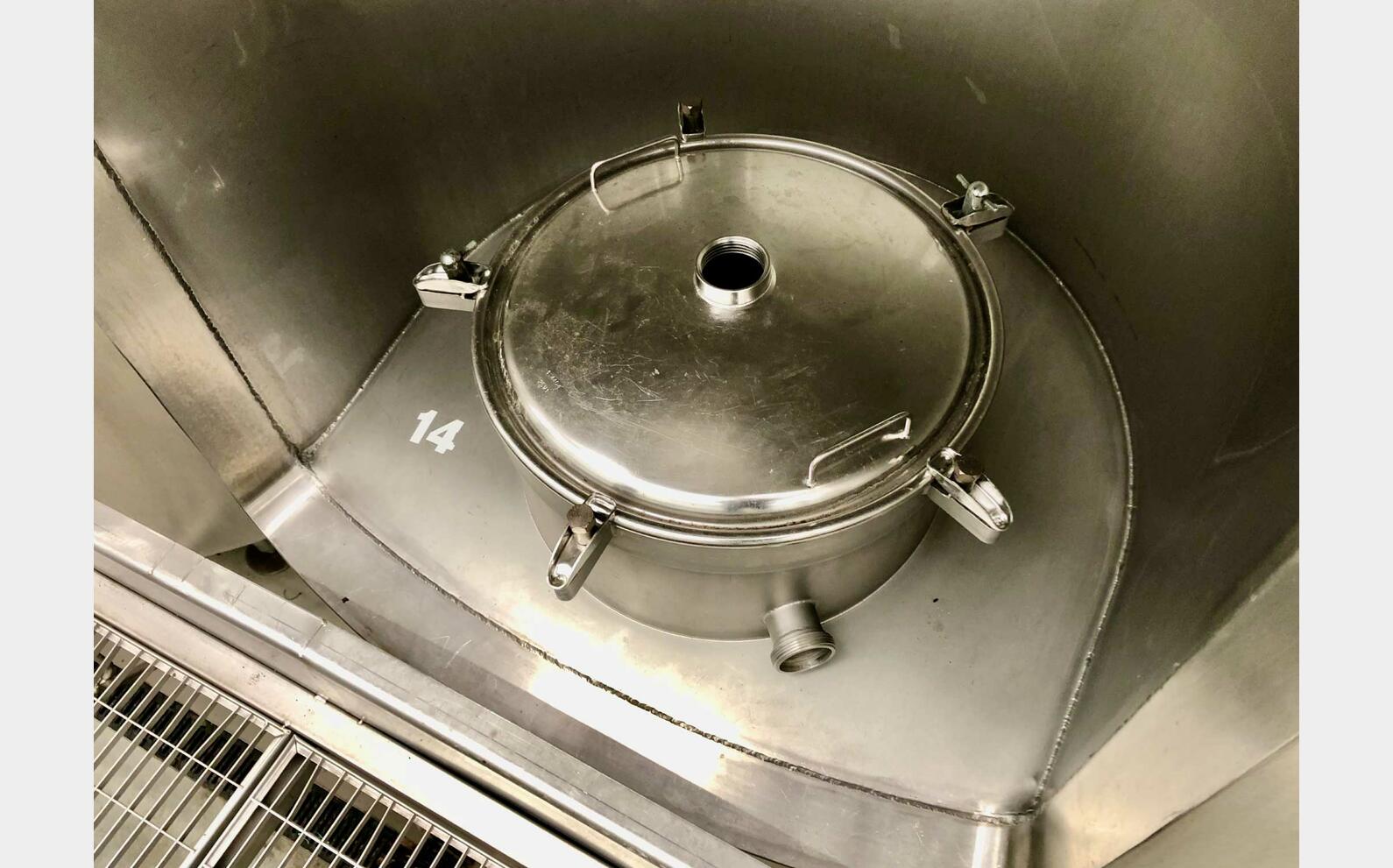 Cuve inox 304L - Isol&eacute;e + circuit 118 + 106 = 224 HL (22 400 litres) PIERRE GUERIN