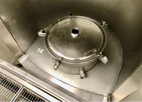 Flat-bottomed stainless steel tank - On compartmentalised feet