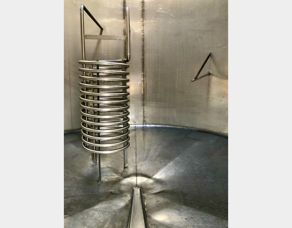 Vertical 304L stainless steel tank - Conical bottom on feet