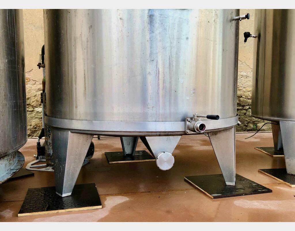 304L vertical stainless steel tank - Conical bottom on feet