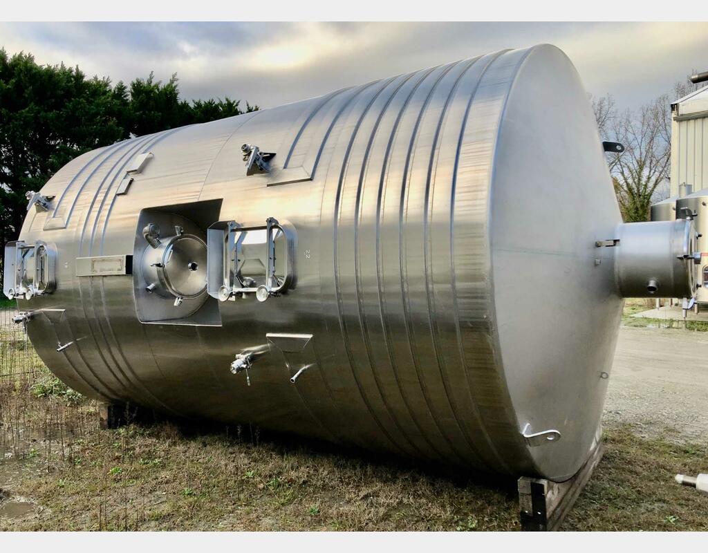 Flat-bottomed stainless steel tank - On compartmentalised feet