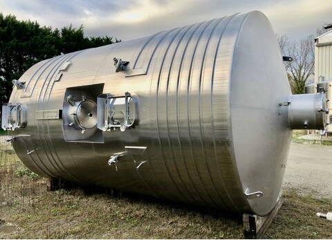 Flat-bottomed stainless steel tank - On compartmentalised feet