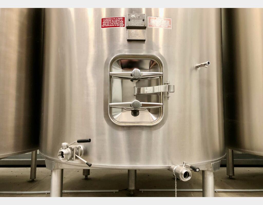 Flat-bottomed stainless steel tank - On feet