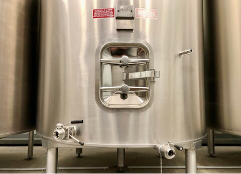 Cuve inox 304L thermor&eacute;gul&eacute;e sur pieds 90 HL (9 000 litres) PIERRE GUERIN
