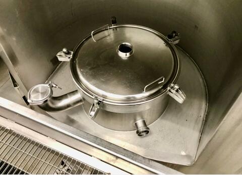 Flat-bottomed stainless steel tank - On compartmentalised feet