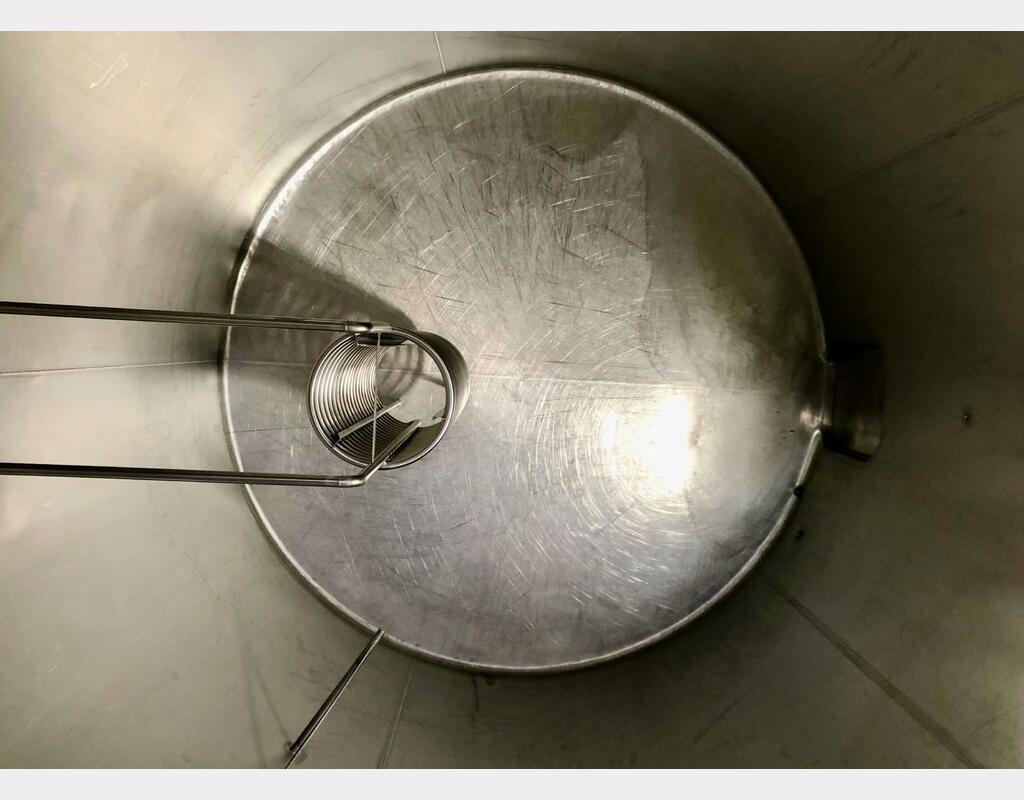 Cylindrical 304L stainless steel tank - Flat bottom on feet