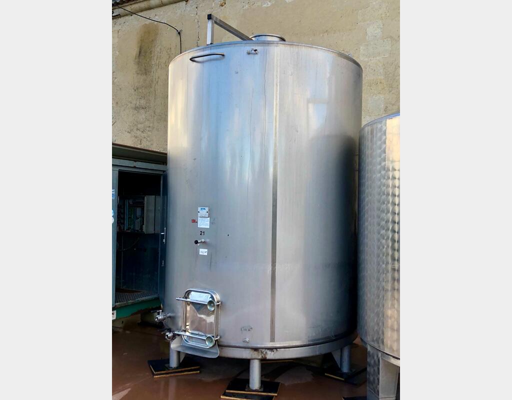 Vertical 304L stainless steel tank - Inclined flat bottom on feet