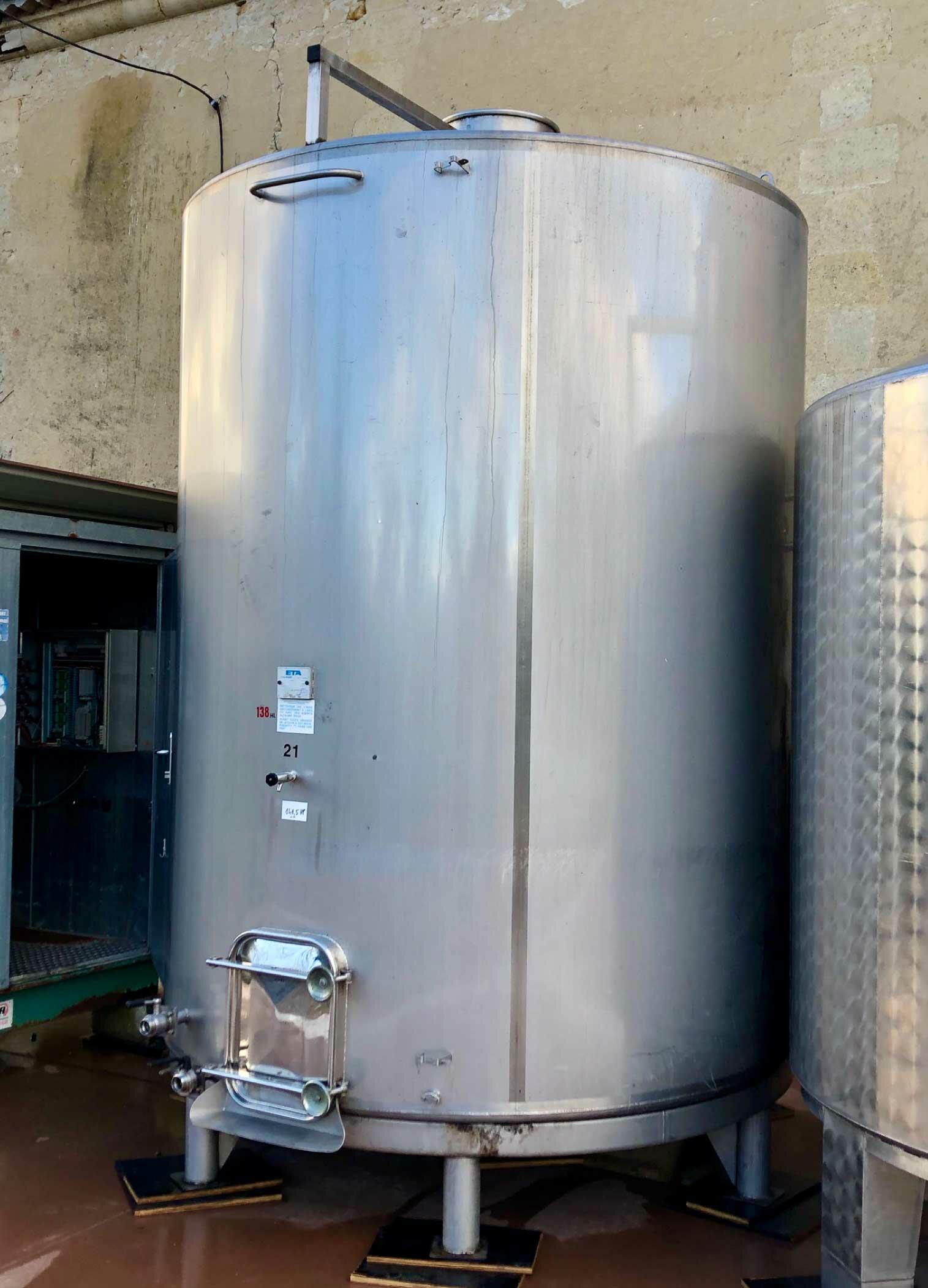 Vertical 304L stainless steel tank - Inclined flat bottom on feet