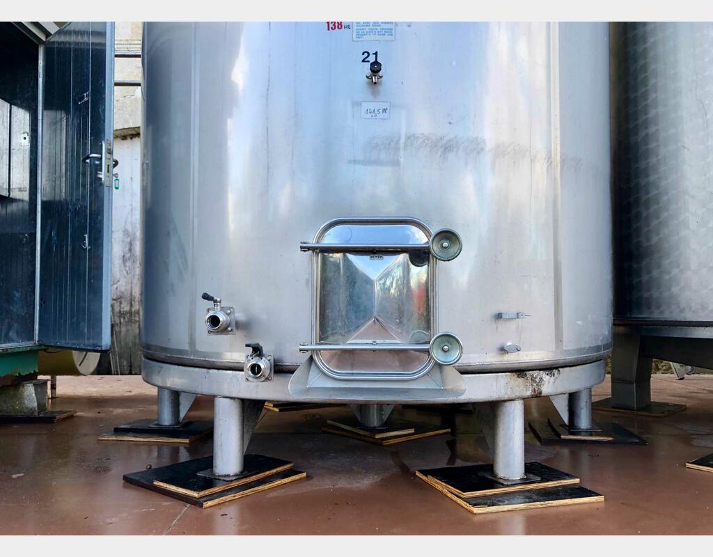 Vertical 304L stainless steel tank - Inclined flat bottom on feet