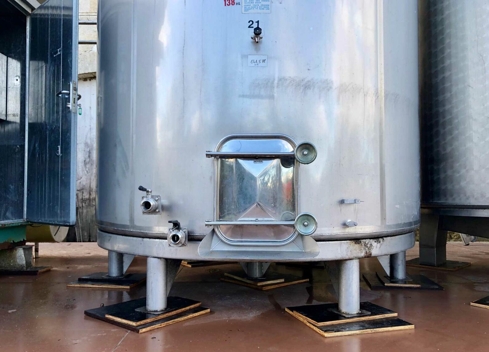 Vertical 304L stainless steel tank - Inclined flat bottom on feet