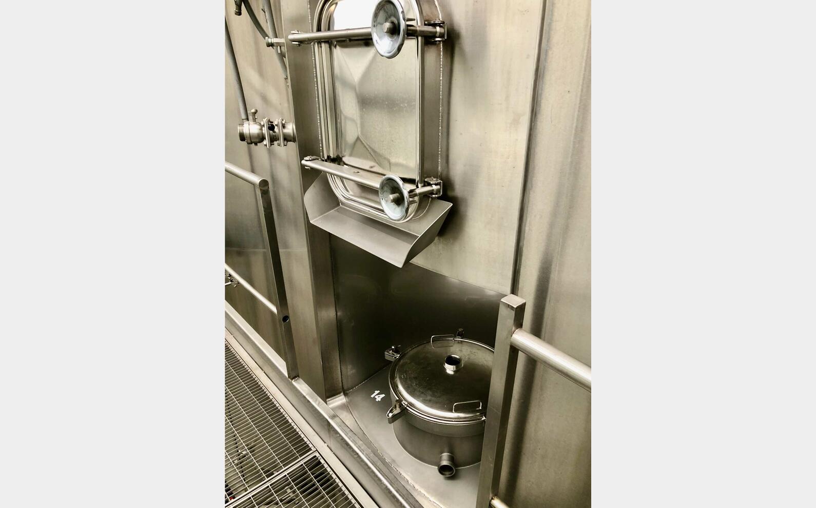 Cuve inox 304L - Isol&eacute;e + circuit 118 + 106 = 224 HL (22 400 litres) PIERRE GUERIN