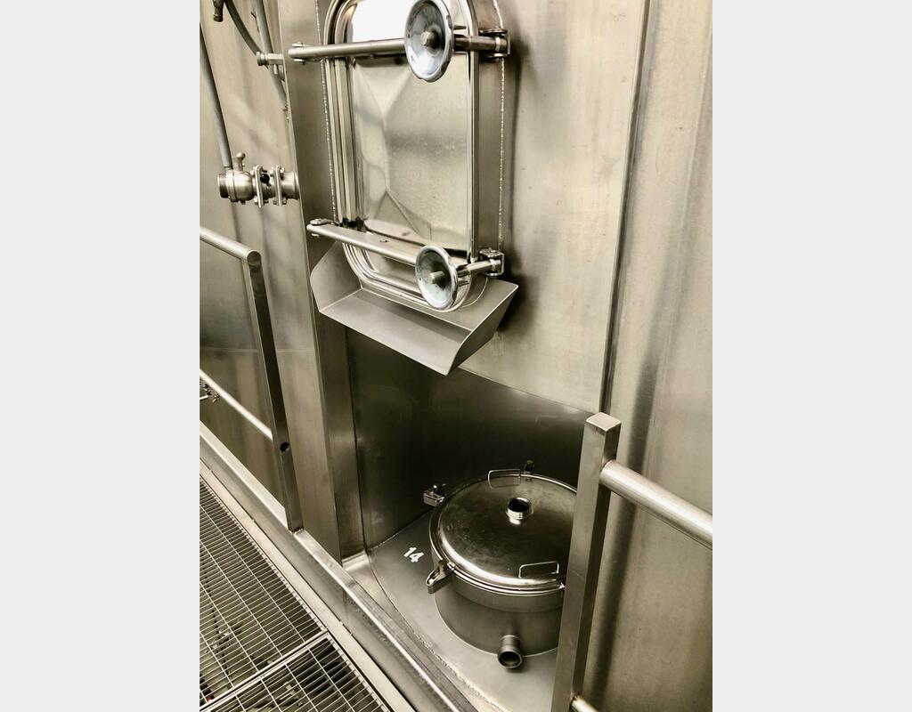 Flat-bottomed stainless steel tank - On compartmentalised feet