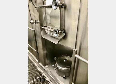 Flat-bottomed stainless steel tank - On compartmentalised feet