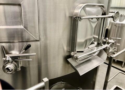 Flat-bottomed stainless steel tank - On compartmentalised feet