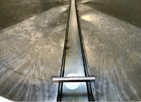 Vertical 304L stainless steel tank - Conical bottom on feet