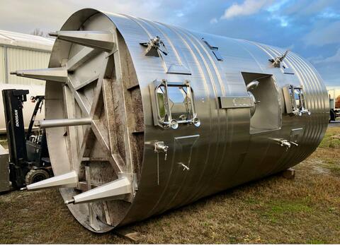 Flat-bottomed stainless steel tank - On compartmentalised feet