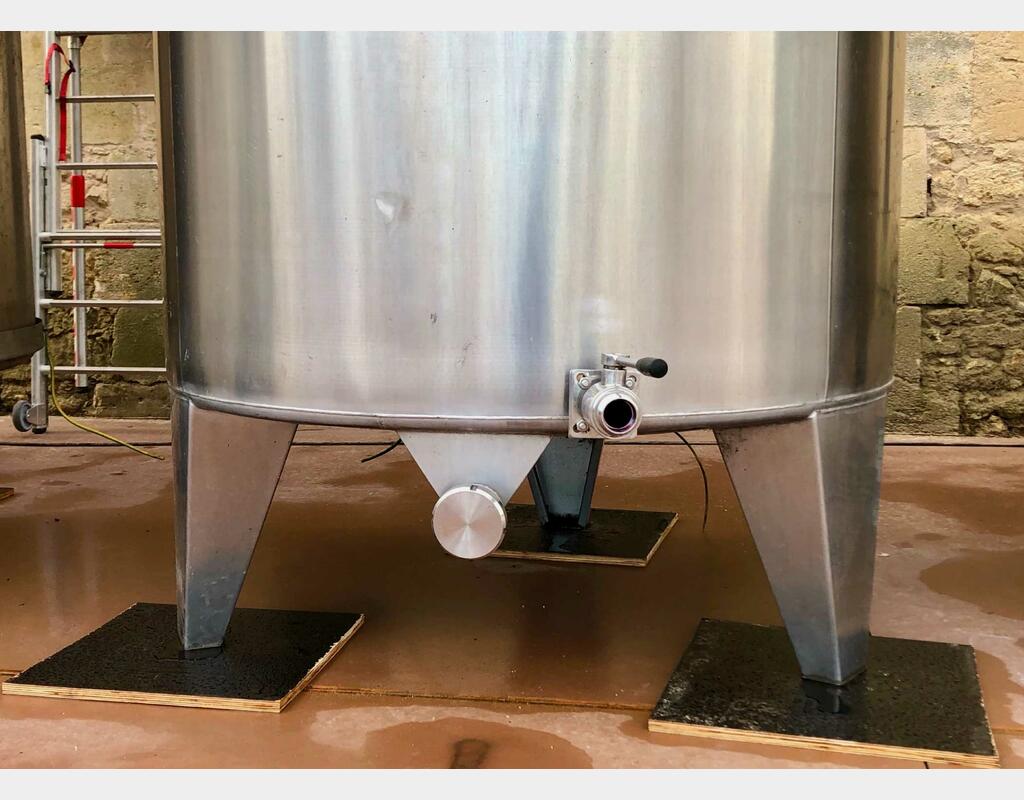 Vertical 304L stainless steel tank - Conical bottom on feet