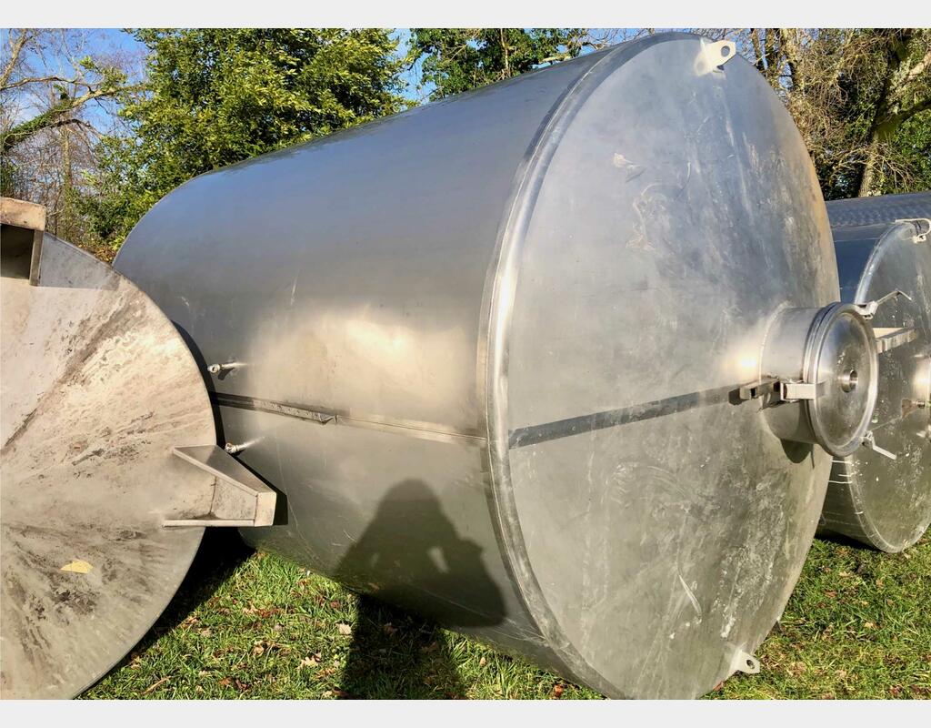 Cylindrical 304L stainless steel tank - Flat bottom on feet