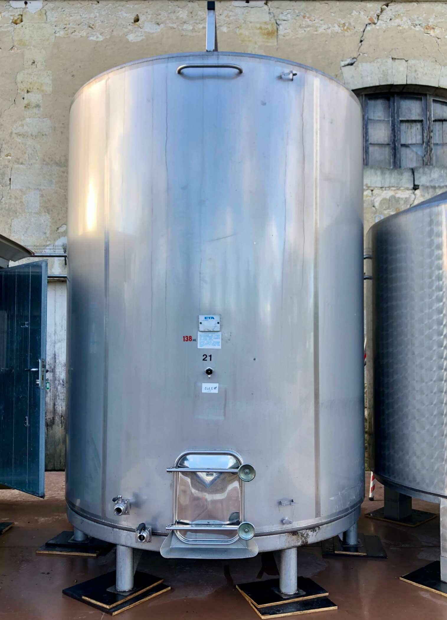 Vertical 304L stainless steel tank - Inclined flat bottom on feet