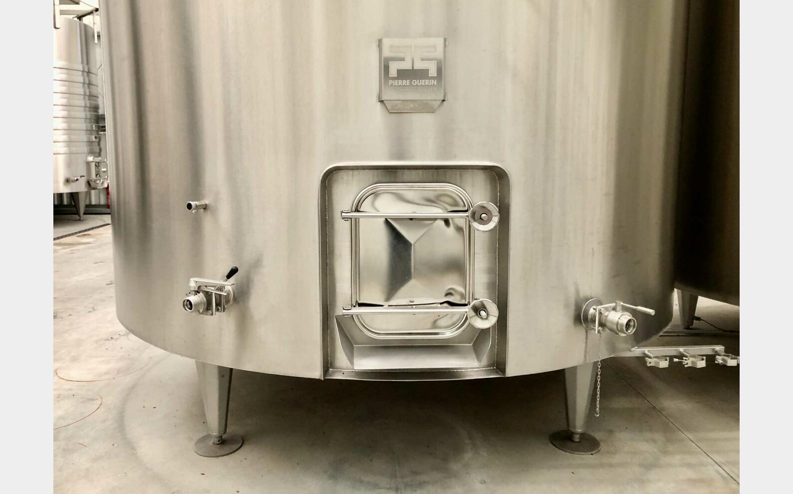 Cuve inox 304L - Isol&eacute;e + circuit 118 + 106 = 224 HL (22 400 litres) PIERRE GUERIN