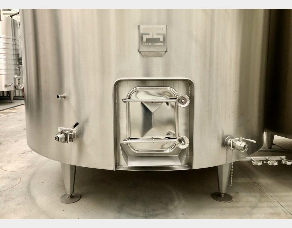 Flat-bottomed stainless steel tank - On compartmentalised feet