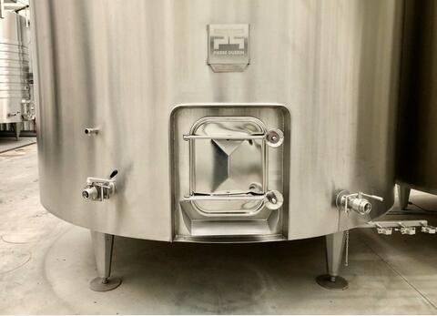 Flat-bottomed stainless steel tank - On compartmentalised feet