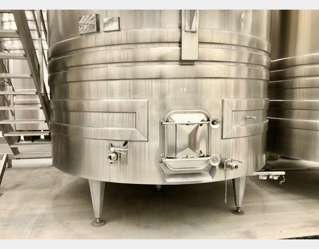 Flat-bottomed stainless steel tank - On compartmentalised feet