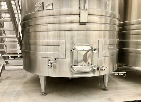 Flat-bottomed stainless steel tank - On compartmentalised feet