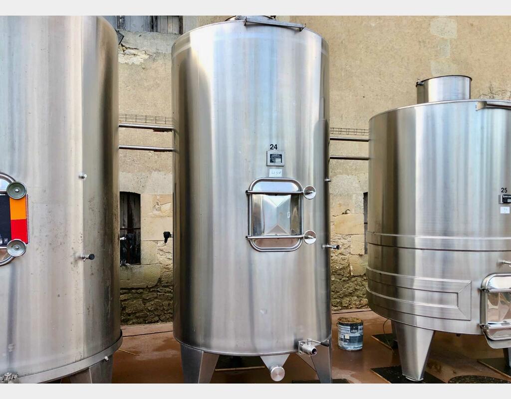 Vertical 304L stainless steel tank - Conical bottom on feet