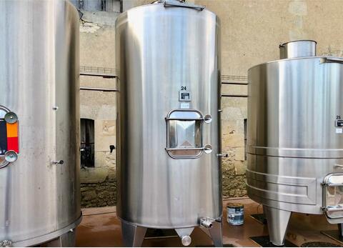 Vertical 304L stainless steel tank - Conical bottom on feet