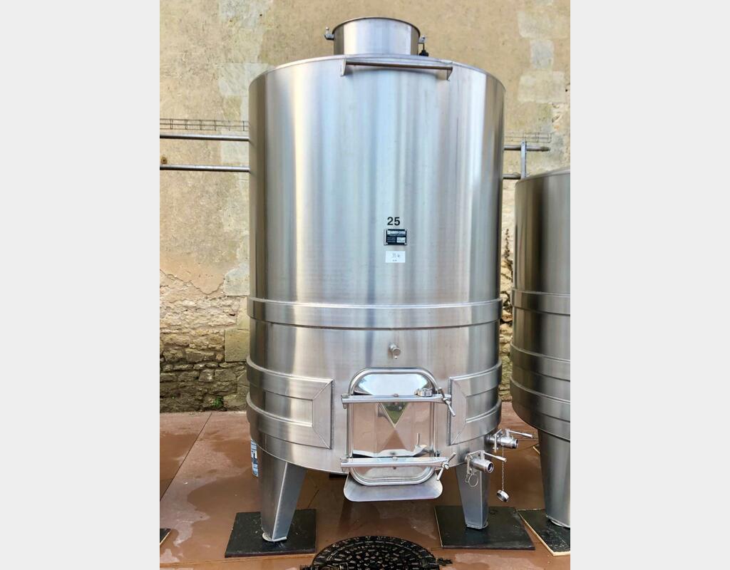 Cuve inoxydable 304L cylindrique - Fond plat incliné sur pieds