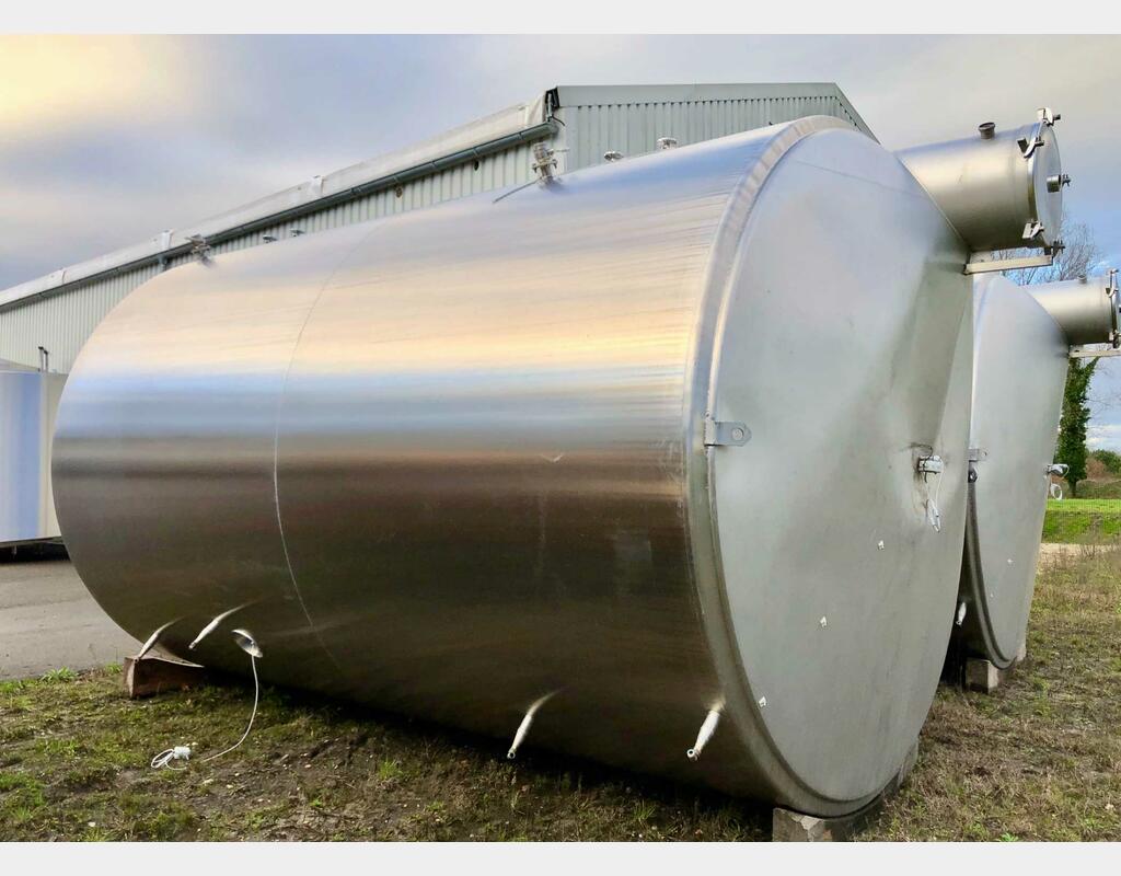 Flat-bottomed stainless steel tank - On compartmentalised feet