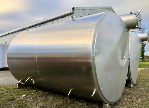 Flat-bottomed stainless steel tank - On compartmentalised feet