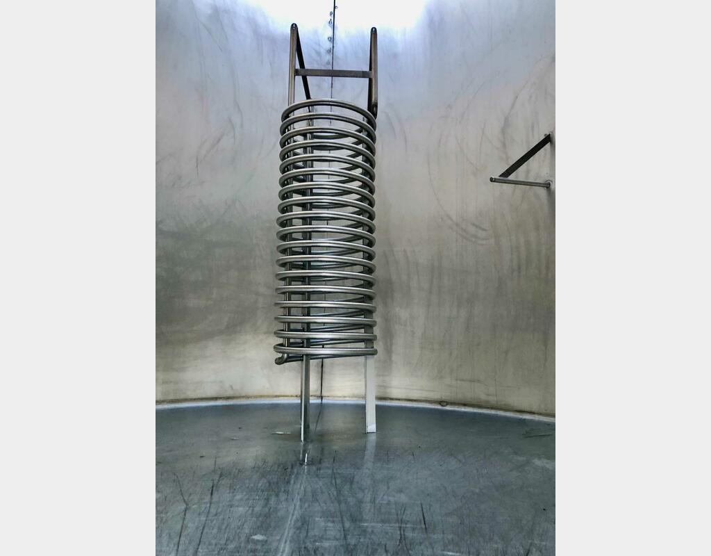 Vertical 304L stainless steel tank - Inclined flat bottom on feet