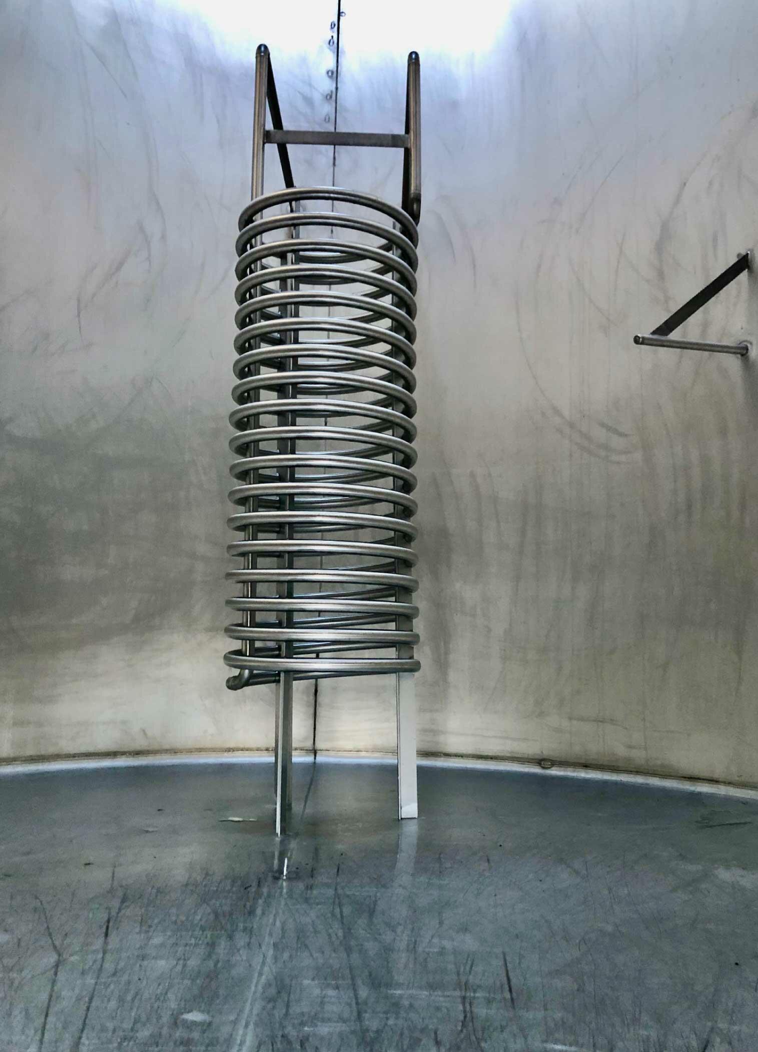 Vertical 304L stainless steel tank - Inclined flat bottom on feet