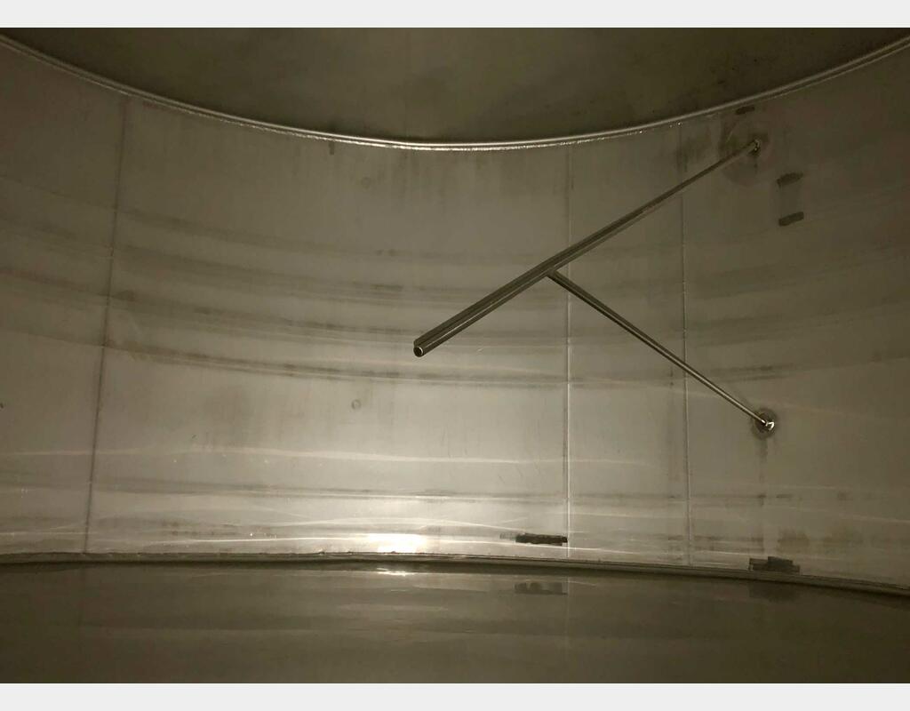 Flat-bottomed stainless steel tank - On compartmentalised feet