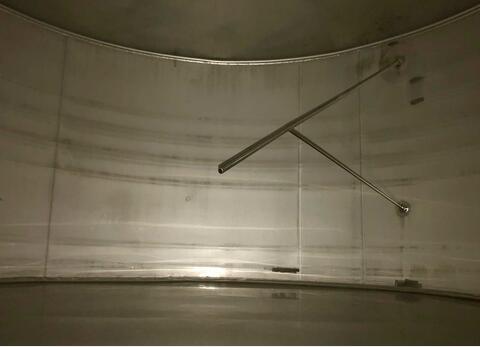 Flat-bottomed stainless steel tank - On compartmentalised feet