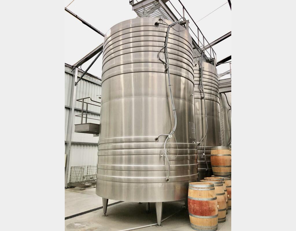 Flat-bottomed stainless steel tank - On compartmentalised feet